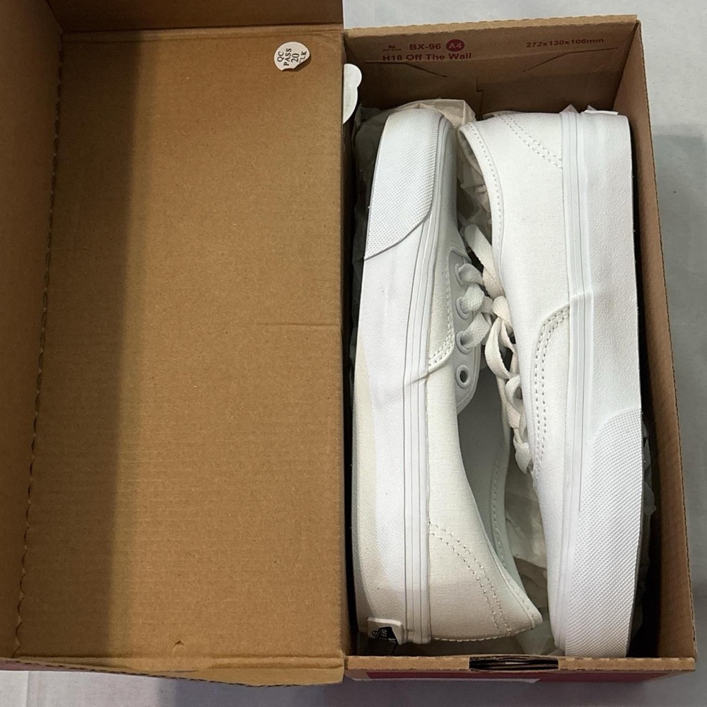 BNWT VANS WHITE AUTHENTIC CLASSIC SNEAKERS